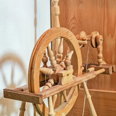 Vintage In Near Area * 菲根